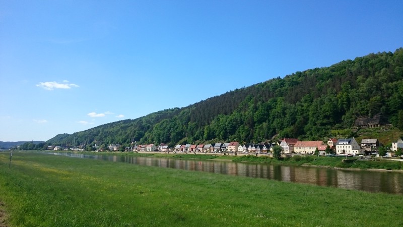 Il fiume Elba e un villaggio sulle sua sponda