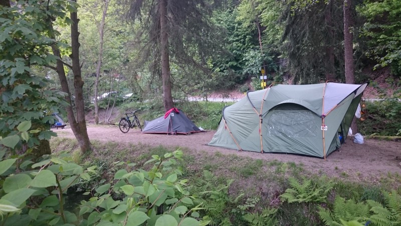 Due tende in un campeggio con la bici sullo sfondo