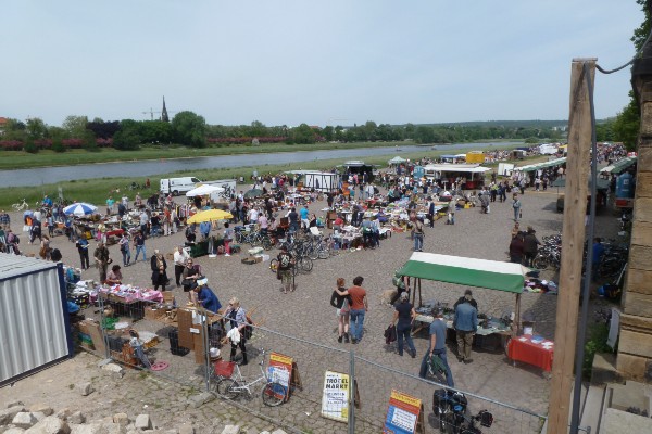 Un mercatino a Dresda sulle rive del fiume Elba