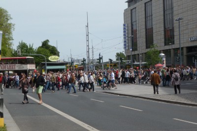 Tantissime persone attraversano una strada a Dresda
