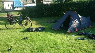 La bicicletta parcheggiata accanto alla tenda